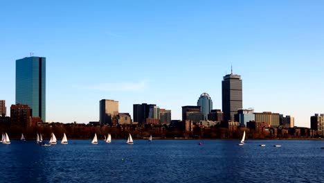 Lapso-de-tiempo-centro-de-la-ciudad-de-Boston,-con-barcos-de-vela