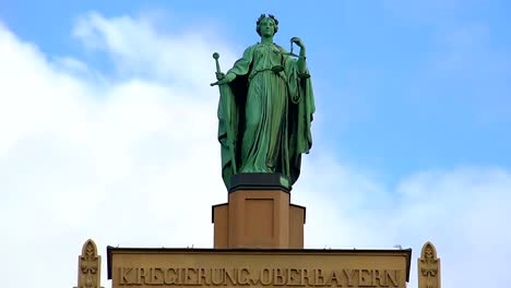 Wunderschöne-Statue-von-Lady-Justiz-auf-städtischen-Gebäude-in-München,-Deutschland