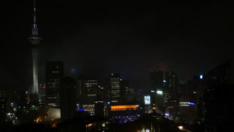 Horizonte-de-la-ciudad-de-Auckland-en-una-noche-de-tormenta