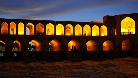 Vista-nocturna-del-puente-de-Khaju-(Pol-e-Khaju)-en-Isfahán,-Irán