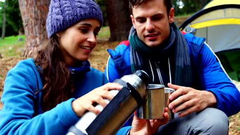 Wanderer-Frau-mit-Kaffee-zu-ihrem-Mann