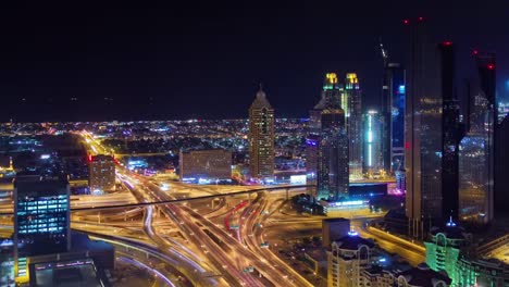 Nacht-Beleuchtung-Dubai-Stadt-Stadtverkehrs-Straßenkreuzung-4-k-Zeit-verfallen-Vereinigte-Arabische-Emirate