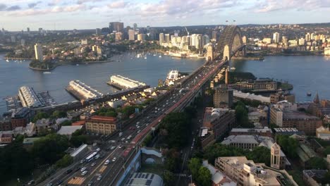 Vista-aérea-de-tráfico-en-el-puente-de-la-bahía-de-Sydney