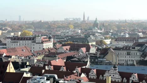 Blick-über-die-Stadt-München-von-oben-des-Rathauses-am-Marienplatz.