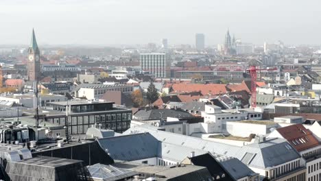 Vista-sobre-la-ciudad-de-Munich-de-la-tapa-del-Ayuntamiento-en-Marienplatz.