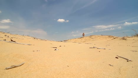 Un-hombre-camina-por-el-desierto