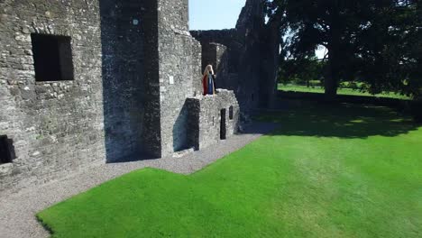 4-k-mittelalterlichen-Shot-of-Style-Queen-posiert-in-Burg