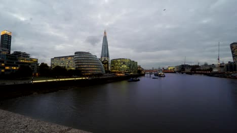 Edificios-de-negocios-y-río-Támesis,-Londres,-Reino-Unido,-lapso-de-tiempo