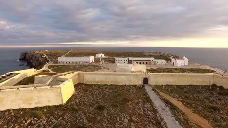 Vista-aérea-de-la-fortaleza-de-Sagres-en-noche-de-vista-aérea,-Portugal