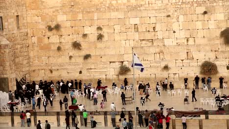 Jerusalem,-Western-Wall,-people-in-the-area,-a-lot-of-people,-people-pray-at-the-stone-wall,-wailing-wall,-Israel-flag,-religion,-top-shooting,-view-from-above