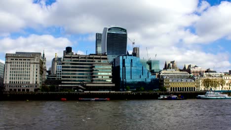 Edificios-de-negocios-y-río-Támesis,-Londres,-Reino-Unido,-lapso-de-tiempo