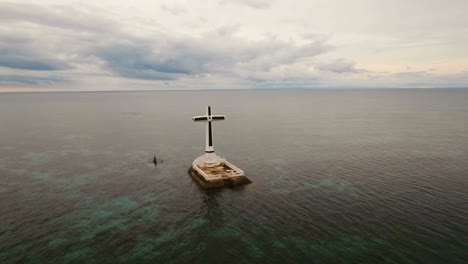 Christlichen-Kreuz-auf-das-Meer