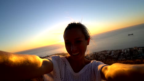 Selfie-retrato-de-mujer-joven,-montaña-y-puesta-de-sol