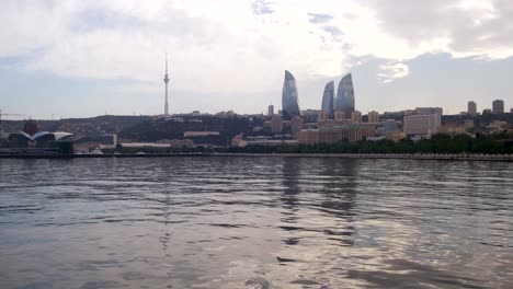 Vista-del-paisaje-del-terraplén-de-Bakú,-Azerbaiyán,-mar-Caspio,-rascacielos-y-torres-llamas