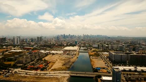 Luftbild-Stadt-mit-Wolkenkratzern-und-Gebäuden.-Philippinen,-Manila,-Makati