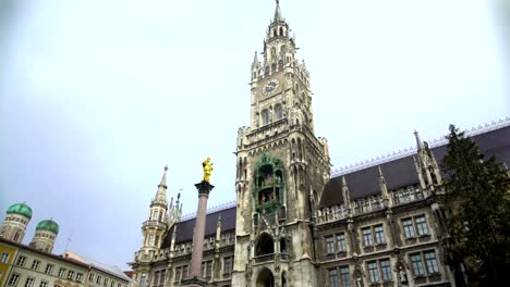 Beautiful-view-on-Mary's-Square,-tourists-photographing-New-City-Hall-in-Munich