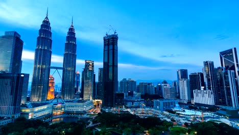 Kuala-Lumpur-paisaje-urbano-histórico-viaje-lugar-de-Malasia-4K-día-a-noche-Time-Lapse-(inclinación-hacia-abajo)