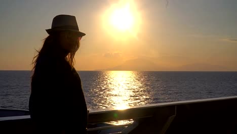 Silhouette-der-junge-attraktive-Frau-Sonnenuntergang-am-Kreuzfahrt-Schiff-im-Meer