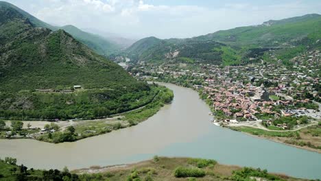 Luftaufnahme-der-alten-Hauptstadt-Mzcheta-Georgiens