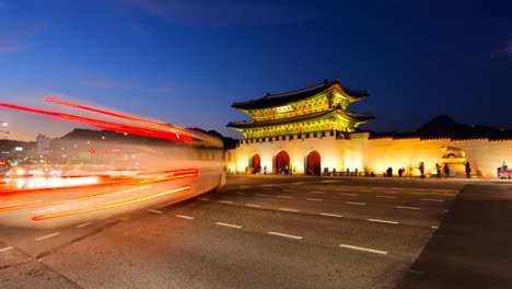 Zeitraffer-der-Gyeongbokgung-Palast-und-Verkehr-bei-Nacht-in-Seoul,-Südkorea.