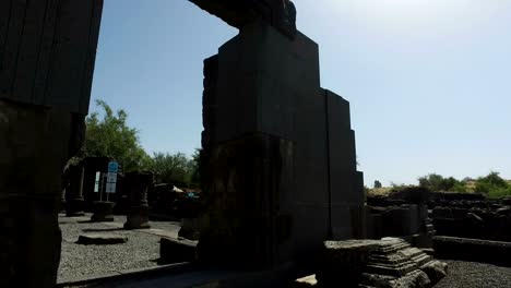 Paneo-a-través-de-la-antigua-puerta-de-entrada-a-la-sinagoga-en-ruinas