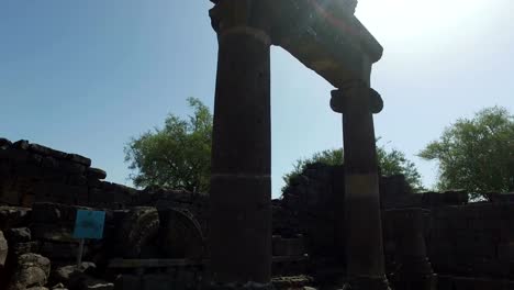 Pan-lento-de-la-parte-superior-de-la-vieja-sinagoga-ruinas-en-Israel