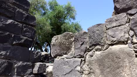 Antiguo-muro-de-piedra-en-ruinas-de-la-sinagoga