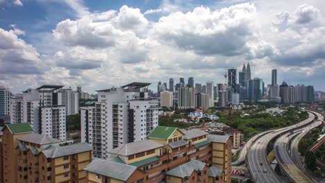 Tiempo-transcurrido---Cloudscape/nubes-en-movimiento-en-la-ciudad-de-Kuala-Lumpur.