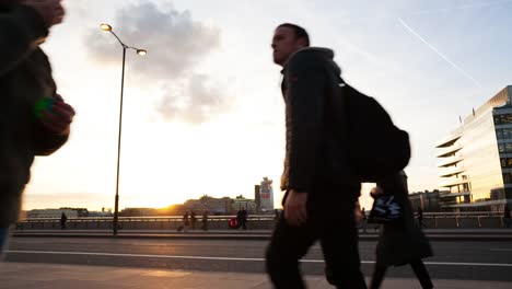 Zeitraffer-der-Pendler-bei-Sonnenuntergang