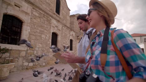 Joven-pareja-con-el-mapa-de-caminar-alrededor-de-vieja-aldea-de-la-piedra