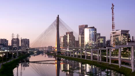 Puente-de-suspensión-se-quedó-en-la-ciudad-de-Sao-Paulo.