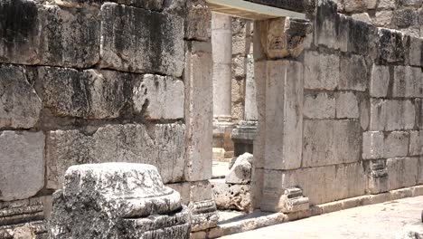 Poco-a-poco-panorámica-sobre-escarpadas-paredes-de-piedra-del-templo-en-Israel