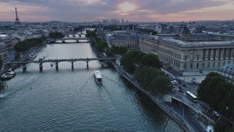 Luftaufnahme-von-Paris-mit-Seineufer-bei-Sonnenuntergang