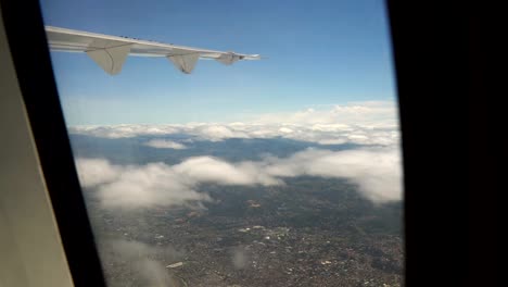 Blick-aus-einem-Flugzeugfenster.-Manila,-Philippinen