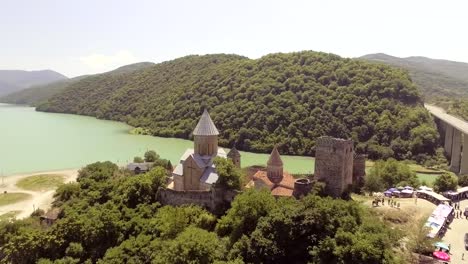 Ananuri-castillo-con-la-iglesia-en-la-orilla-del-lago,-Georgia.