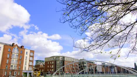 Panorama-im-sonnigen-Tag-des-Liffey-Bridge-in-Dublin,-Irland