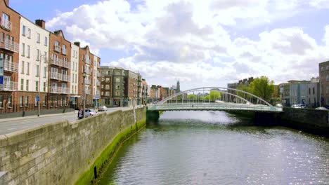 Panorama-en-un-día-soleado-de-puente-de-Liffey-en-Dublín,-Irlanda