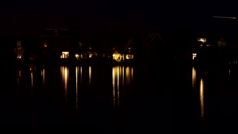 Timelapse-de-la-noche-llegando-a-la-aldea-junto-al-mar-en-países-bajos