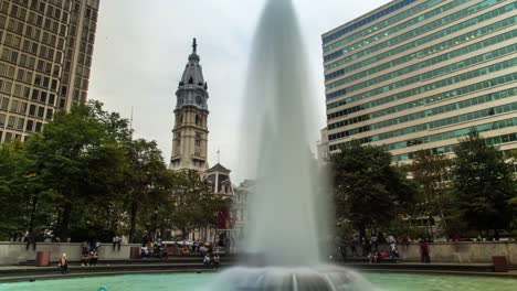 Fuente-de-la-Plaza-de-JFK-de-Philadelphia-en-timelapse-de-pasillo-de-ciudad