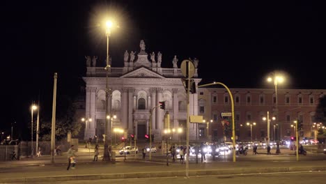 Video-de-una-intersección-en-Roma-por-la-noche-con-los-coches-y-los-peatones