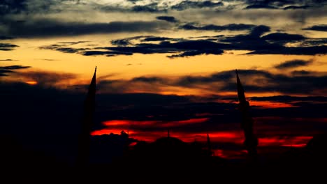 Timelapse-of-famous-Sultanahmet-or-Blue-Mosque-in-Istanbul-cityscape-at-sunset,-Turkey