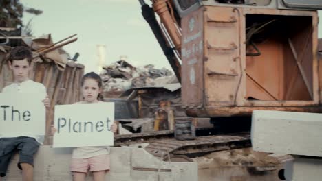 Den-Planeten-zu-retten.-kleine-Kinder-mit-Schildern-stehen-in-einem-großen-Schrottplatz