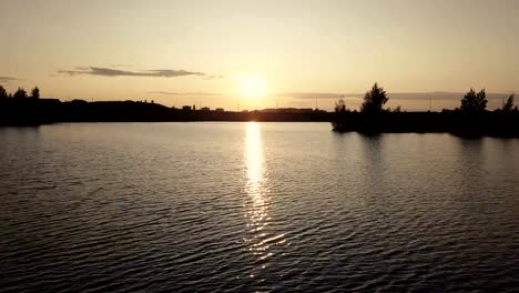 Drohne-Blick-Oberfläche-Wasserfluss.-Reflexion-Abendsonne-in-Wasserfluss-bei-Sonnenuntergang