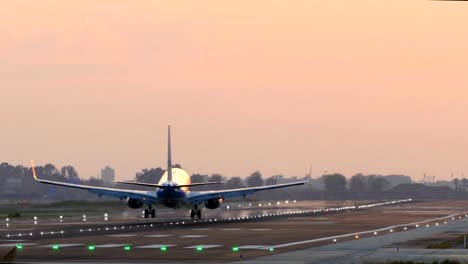 Großes-Flugzeug-Landung.