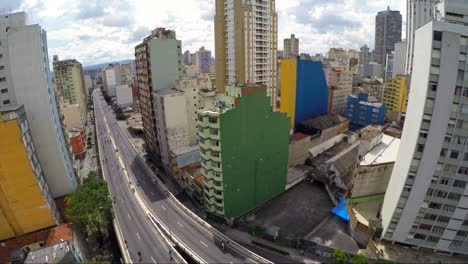 Volando-sobre-viaducto-Minhocao,-São-Paulo,-Brasil