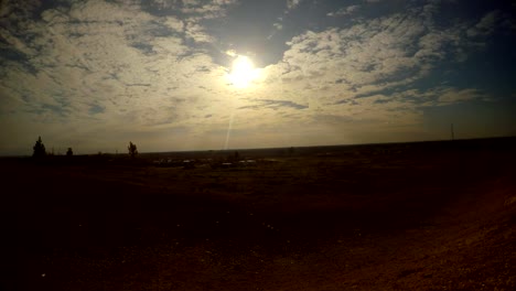 Abendsonne-in-den-Wolken-über-der-Wüste-am-Rande-der-alten-arabischen-Stadt-im-Süden-der-Türkei