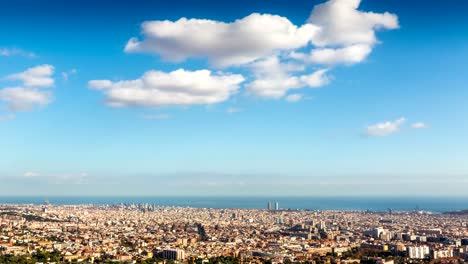 Panoramablick-auf-Barcelona-einen-sonnigen-Tag.-Zeitraffer