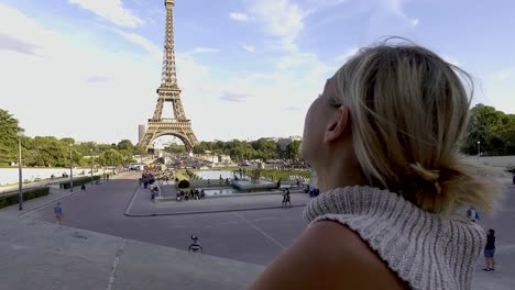 Mujer-joven-en-París-cerca-de-la-Torre-Eiffel,-Francia