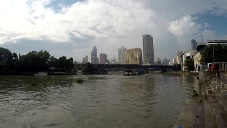 Schlepper-Boot-schleppen-Lastkähne-am-Pasig-River-in-Richtung-lange-Span-Eisenbrücke.-Zeitraffer