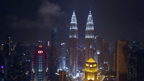 Vista-aérea-de-Kuala-Lumpur-de-subir-durante-la-noche-junto-a-la-torre-KLCC.